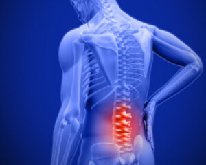 Hát fájdalom - kék háttérben egy stilizált kék férfi test, amelyen a gerint alsó részén piros színnel alsó hátfájdalmat jeleznek